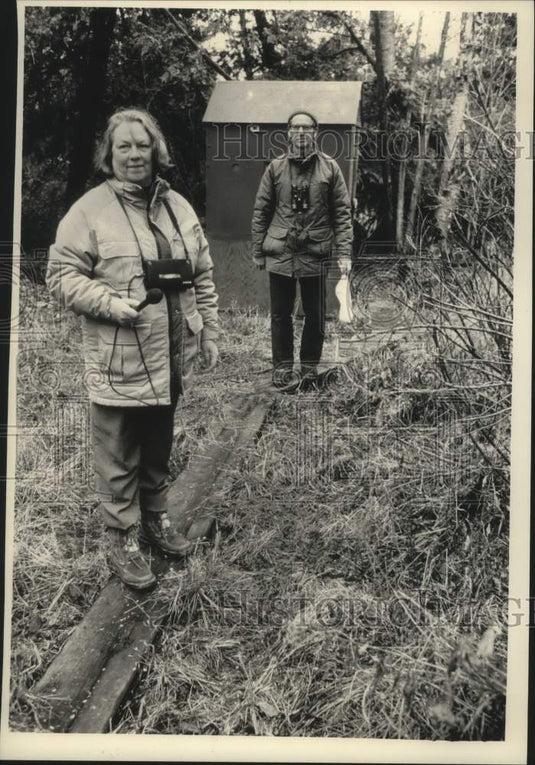 1989 Press Photo Biologists Millicent Ficken and Charles Weise, Cedarburg Bog - Historic Images
