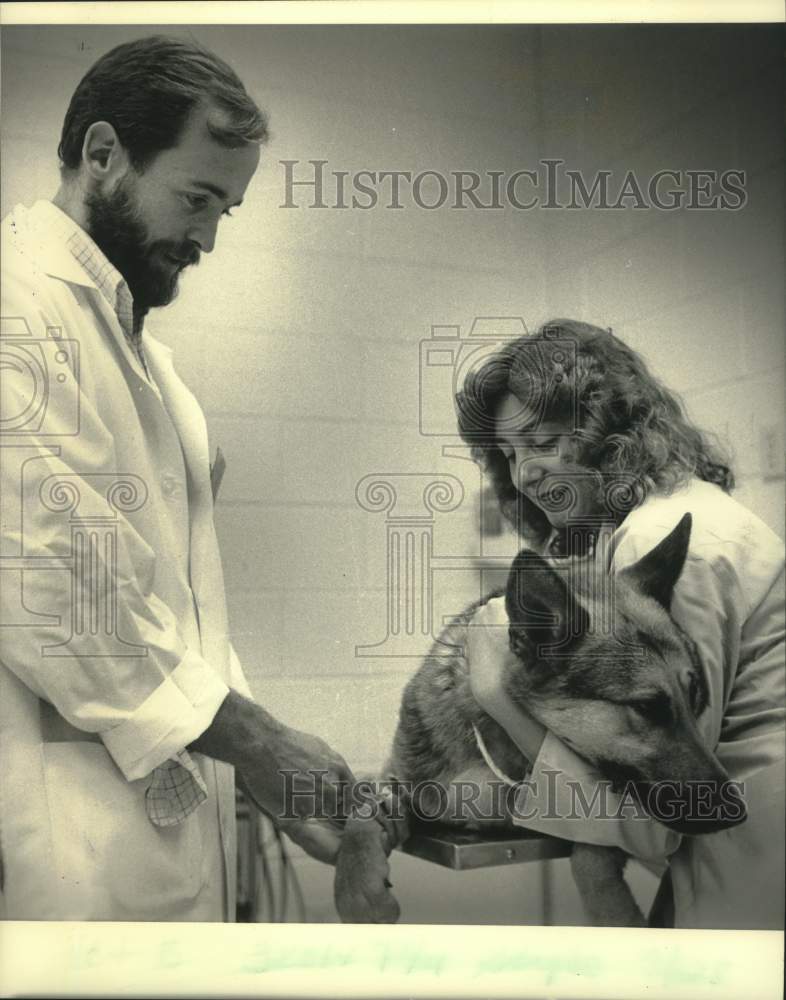 1986 Press Photo German Shepherd treated at Veterinary Medical Teaching Hospital - Historic Images