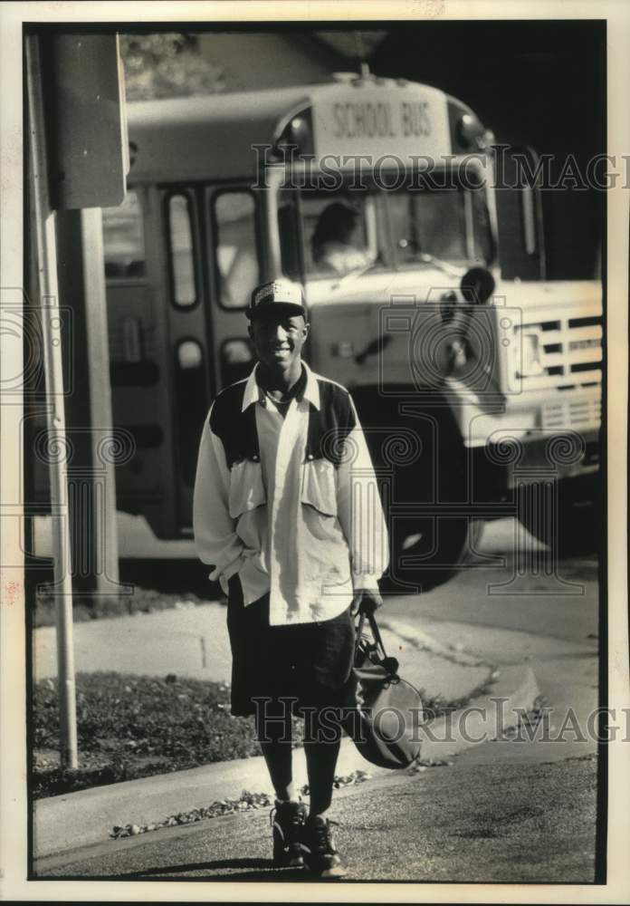 1992 Press Photo Chauncey Jones walks from his school bus stop, Milwaukee - Historic Images