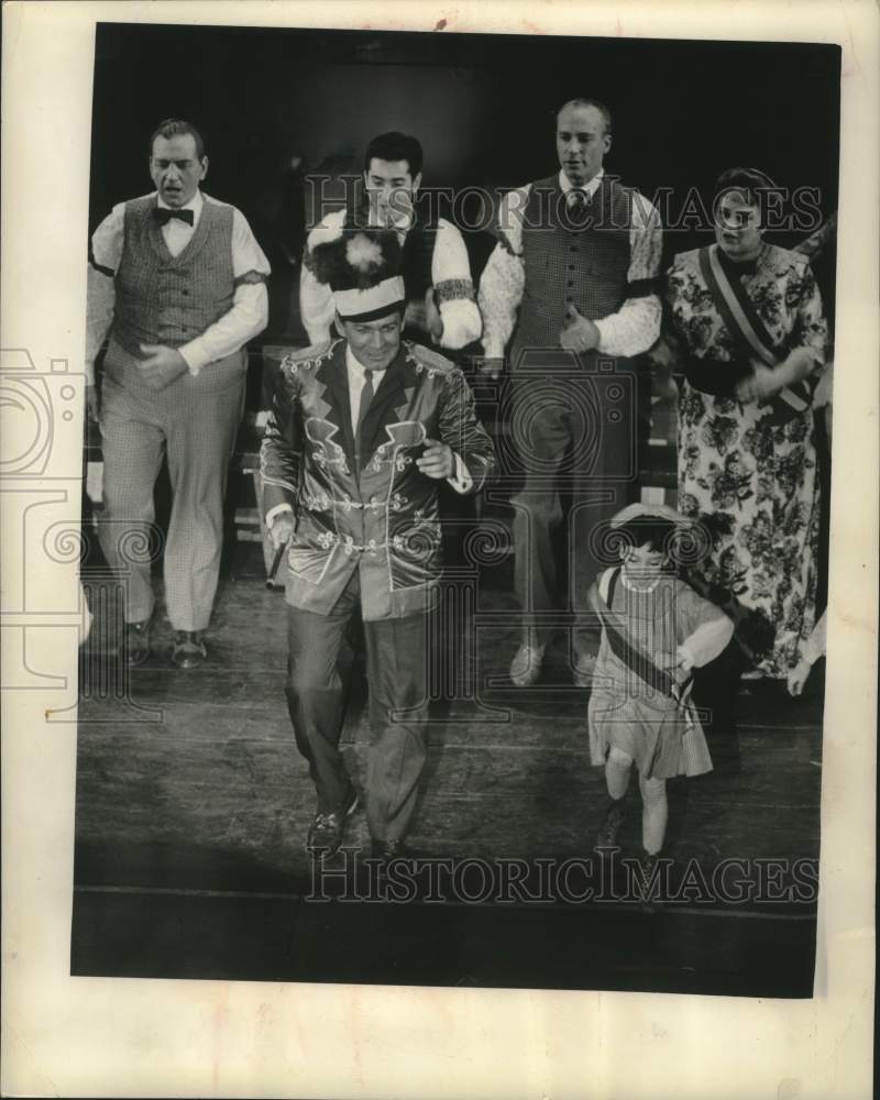 1961 Press Photo Forrest Tucker &amp; others in a musical at the Pabst Theater - Historic Images