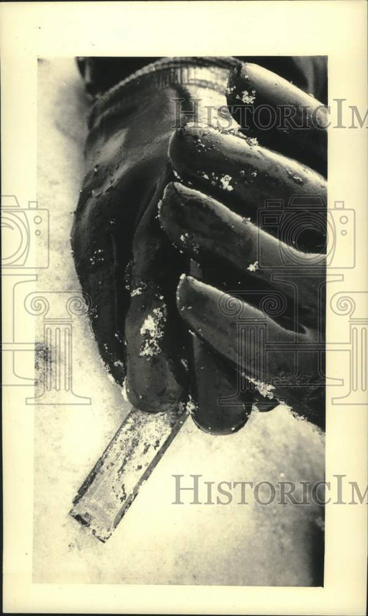 1987 Press Photo Arlyn Kampen's gloved hands chiseled a snow sculpture - Historic Images