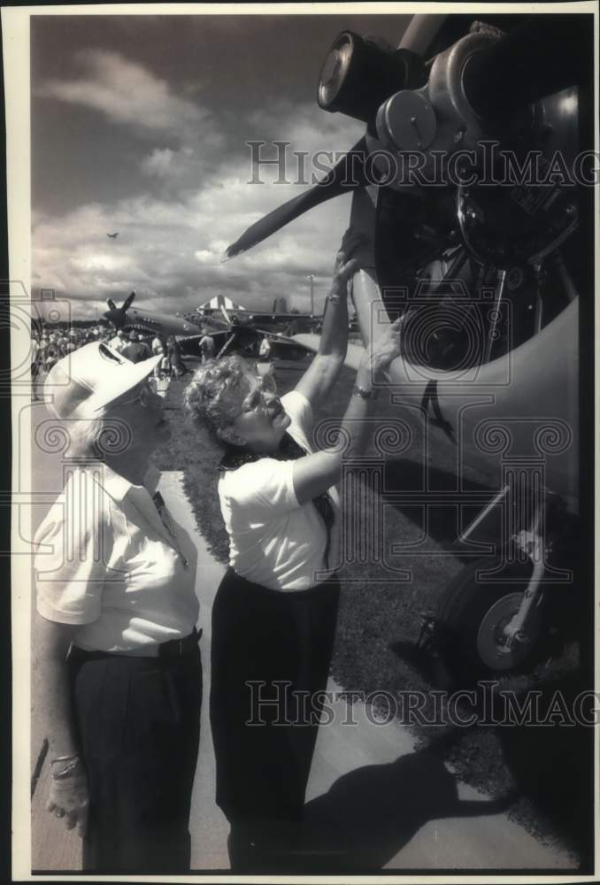 1993 Press Photo Harriet White &amp; other, Experimental Aircraft Association Fly-In - Historic Images