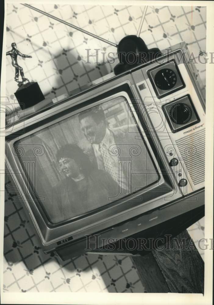 1989 Press Photo Roseanne Barr and co-star John Goodman on show, Roseanne. - Historic Images