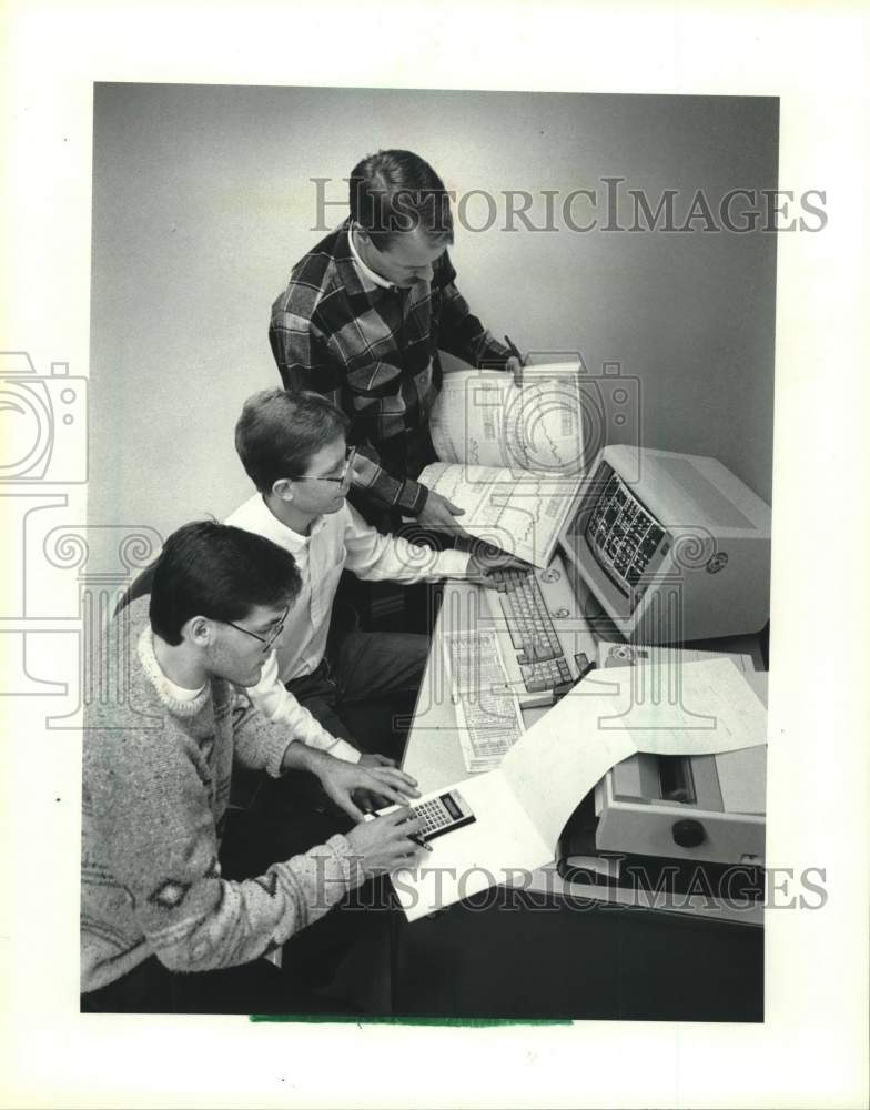 1987 Press Photo University of Wisconsin students analyze stock market figures. - Historic Images