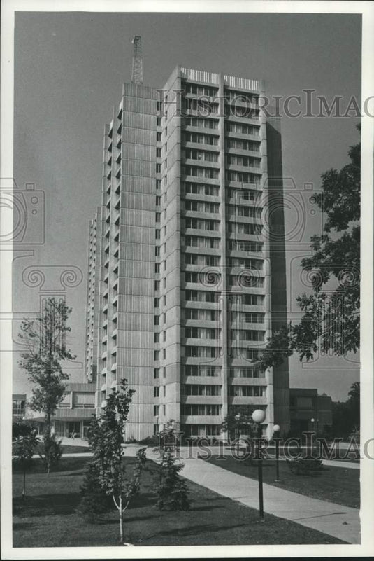1975 Press Photo University of Wisconsin, Madison buildings, Sandburg Halls - Historic Images