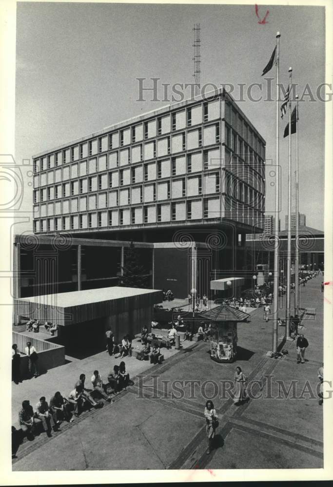 1981 Press Photo Students relax outside the UWM business school building. - Historic Images