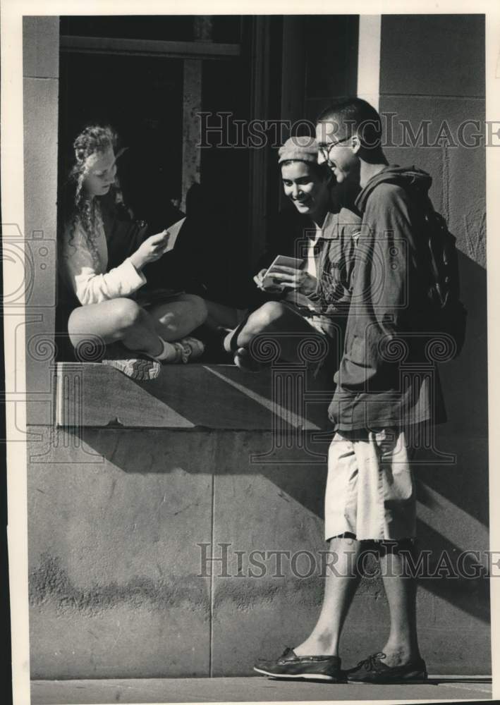 1993 Press Photo Jennifer Daniels &amp; others at University of Wisconsin-Madison - Historic Images