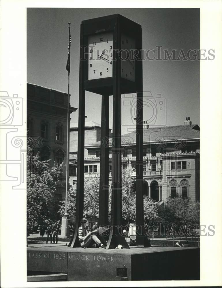 1980 Press Photo Clock on University of Wisconsin-Madison campus mall. - Historic Images