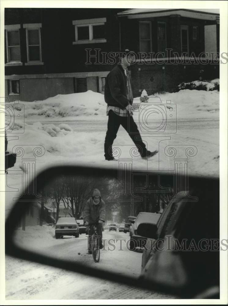 1994 Press Photo University of Wisconsin-Madison students walk &amp; bike in snow - Historic Images