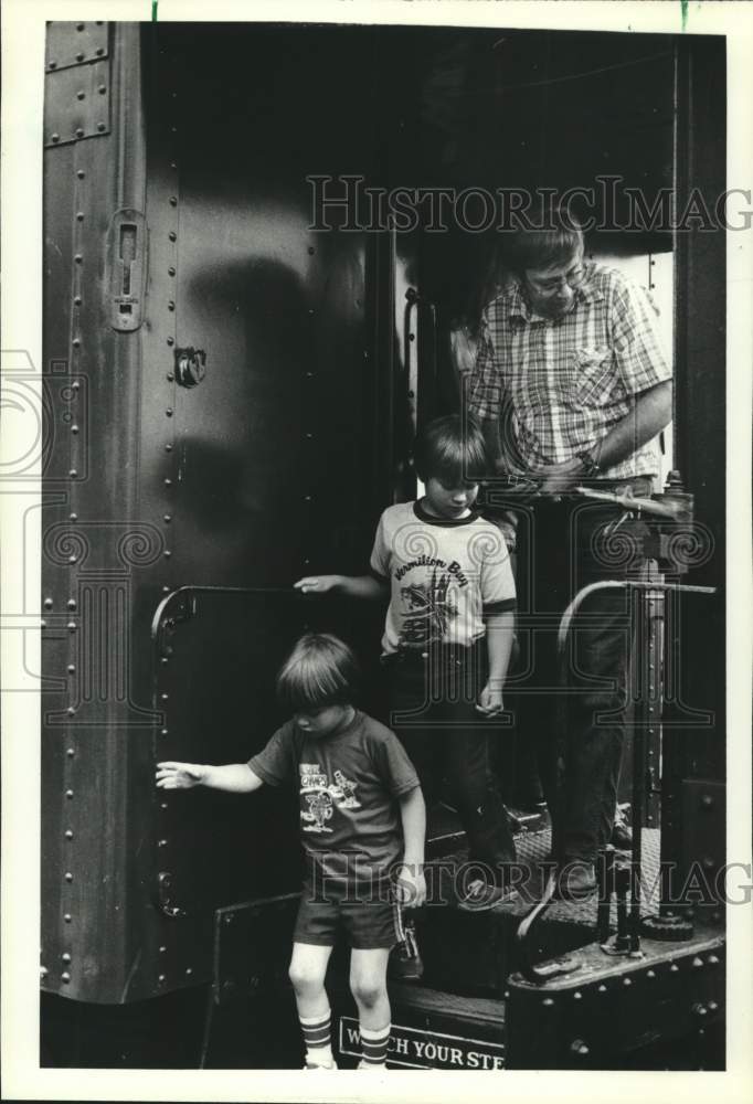 1982 Press Photo Visitors at Mid-Continent Railway Museum in North Freedom - Historic Images