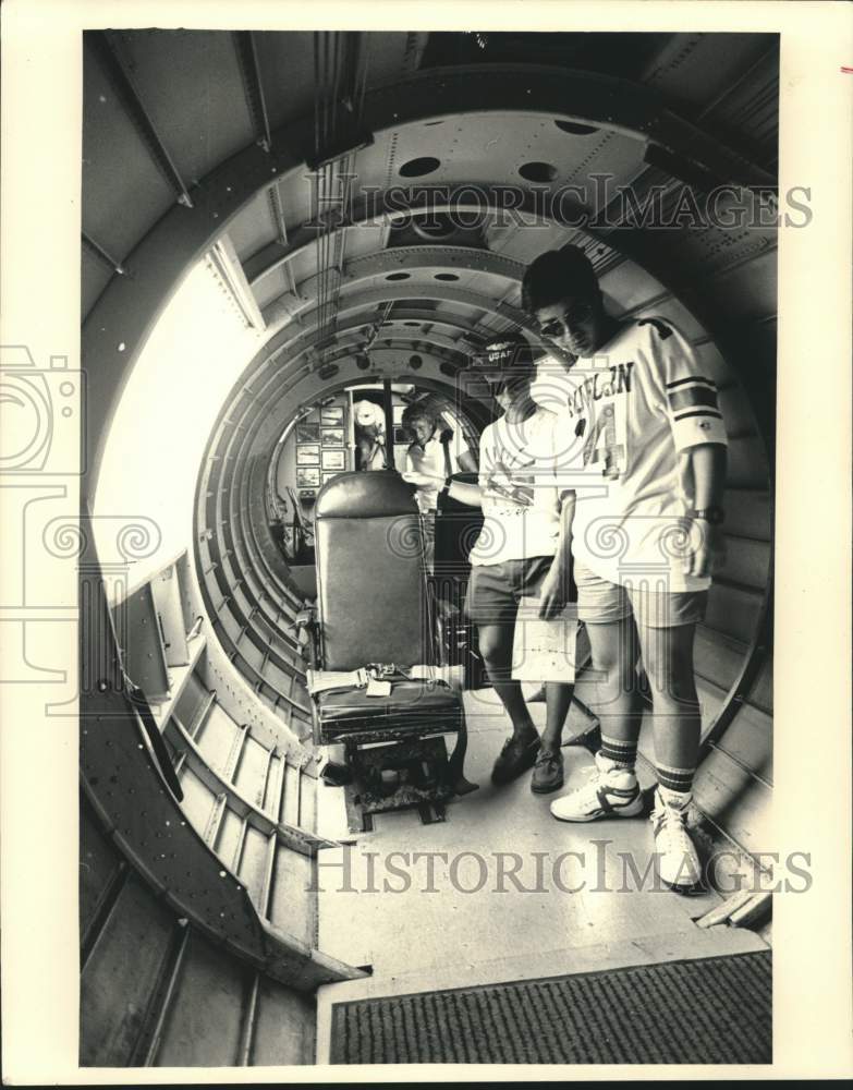 1987 Press Photo Spectators toured the inside of the EAA B-17 bomber - mjc29809 - Historic Images