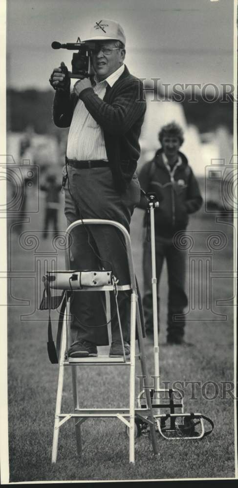 1985 Press Photo David Raitto videotapes aircraft in the EAA fly-in in Oshkosh - Historic Images