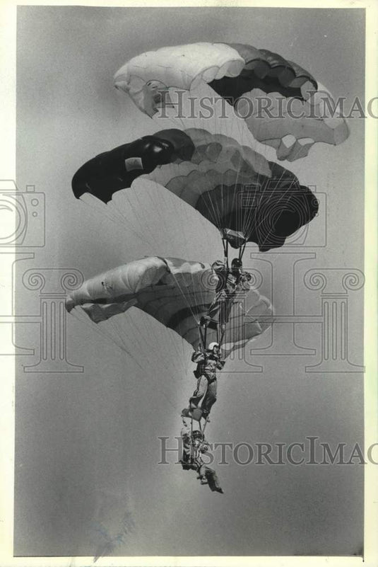 1981 Press Photo The Falling Angels parachute down during Oshkosh convention - Historic Images