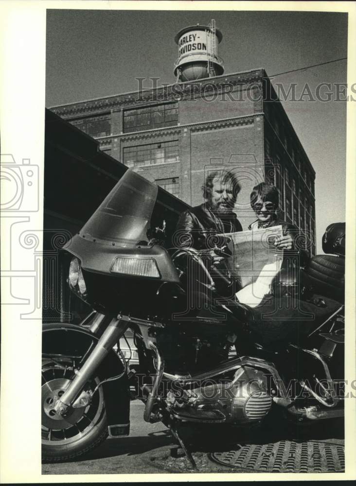 1980 Press Photo Willie Davidson and wife, Nancy on a charity ride to Alabama - Historic Images