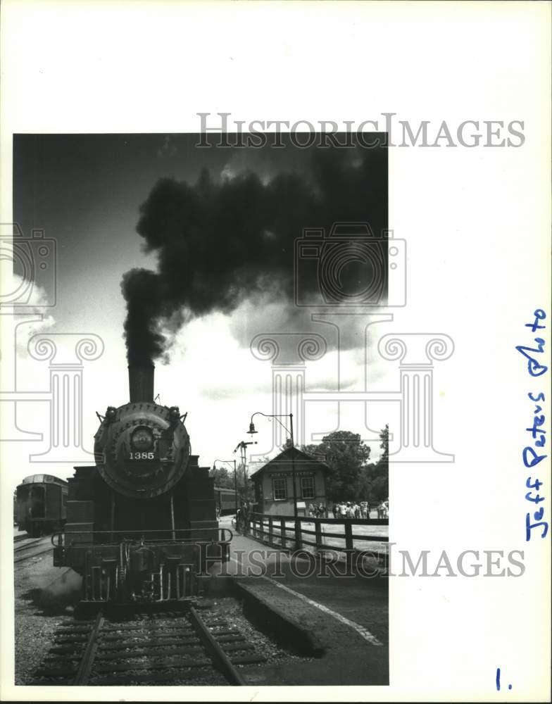 1993 Press Photo Engine 1385 leaving station for Baraboo River Valley, Wisconsin - Historic Images