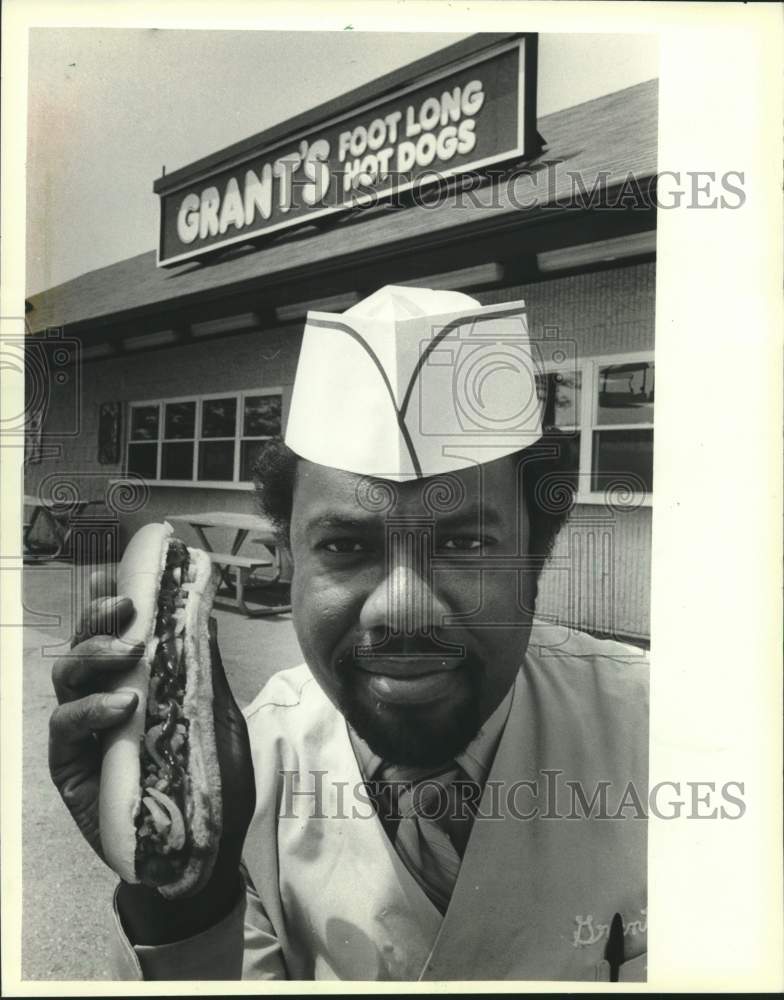 1983 Press Photo Al Grant and a foot-long hot dog at Summerfest - mjc29905 - Historic Images