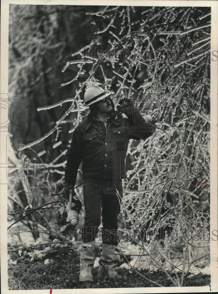 1976 Press Photo Tom Spartz Wisconsin Electric Power Company repairs ice damage - Historic Images