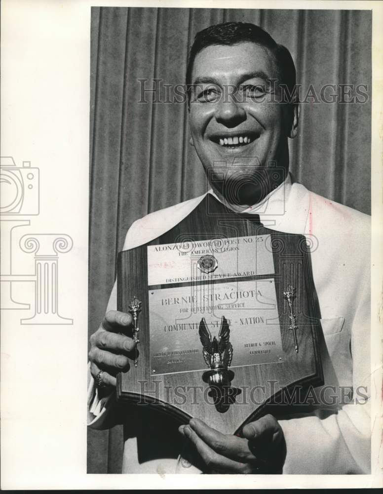 1967 Press Photo Bernard Strachota Cudworth Post Distinguished Service Award - Historic Images