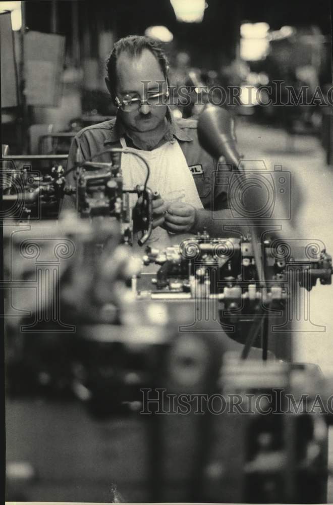 1984 Press Photo Jerry Thomas, machine operator at Swiss-Tech, Delavan - Historic Images