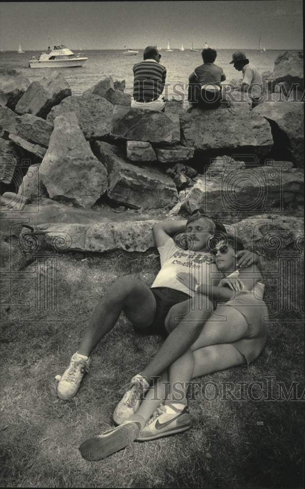 1985 Press Photo Summerfest visitors relaxing near the lakefront, Milwaukee - Historic Images