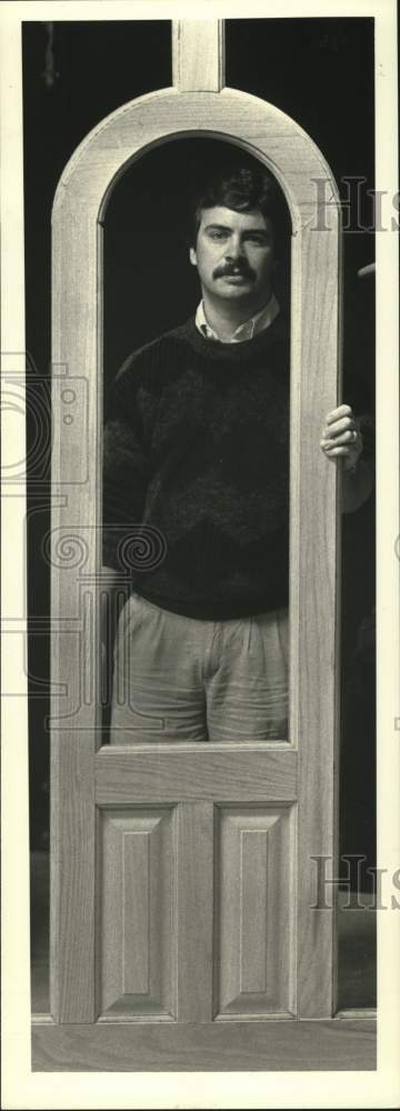 1990 Press Photo Jeff Powers holding center panel of his front door, Wisconsin - Historic Images