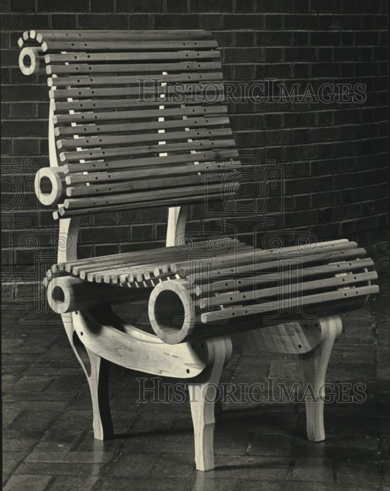 1990 Press Photo Scott Barber designs chair at University of Wisconsin-Milwauke - Historic Images