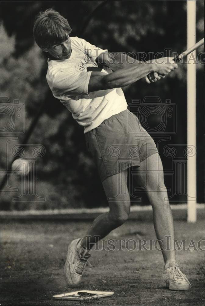 1988 Press Photo Jeff Edenhofer goings in a softball game at University of WI - Historic Images