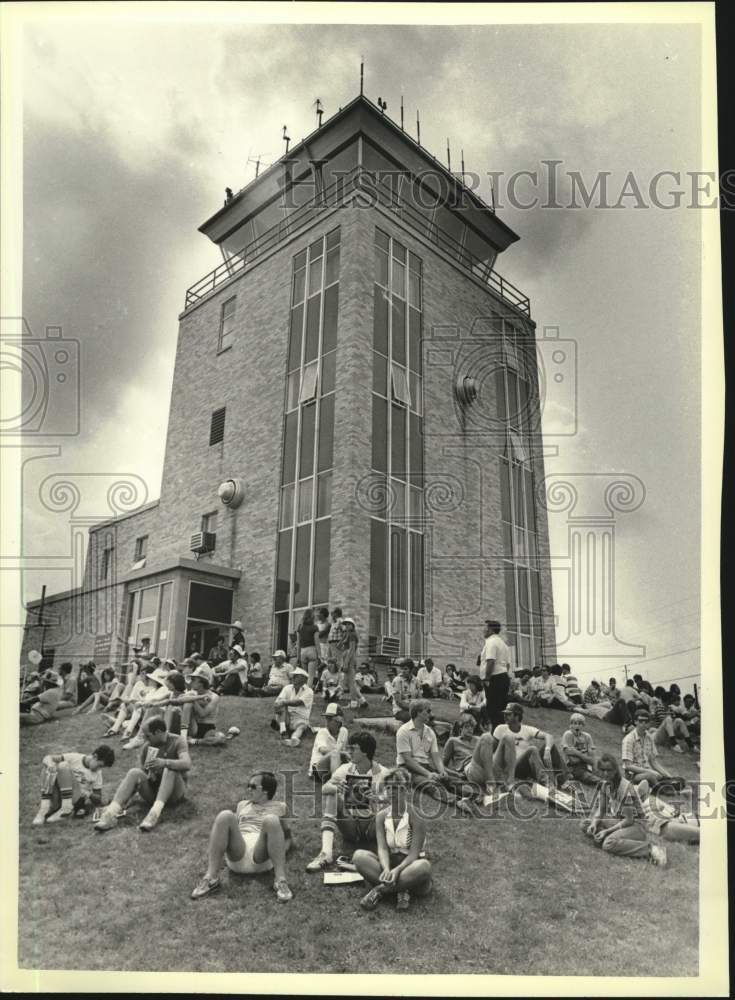 1992 Press Photo Spectators at the EAA Convention sit by control tower - Historic Images