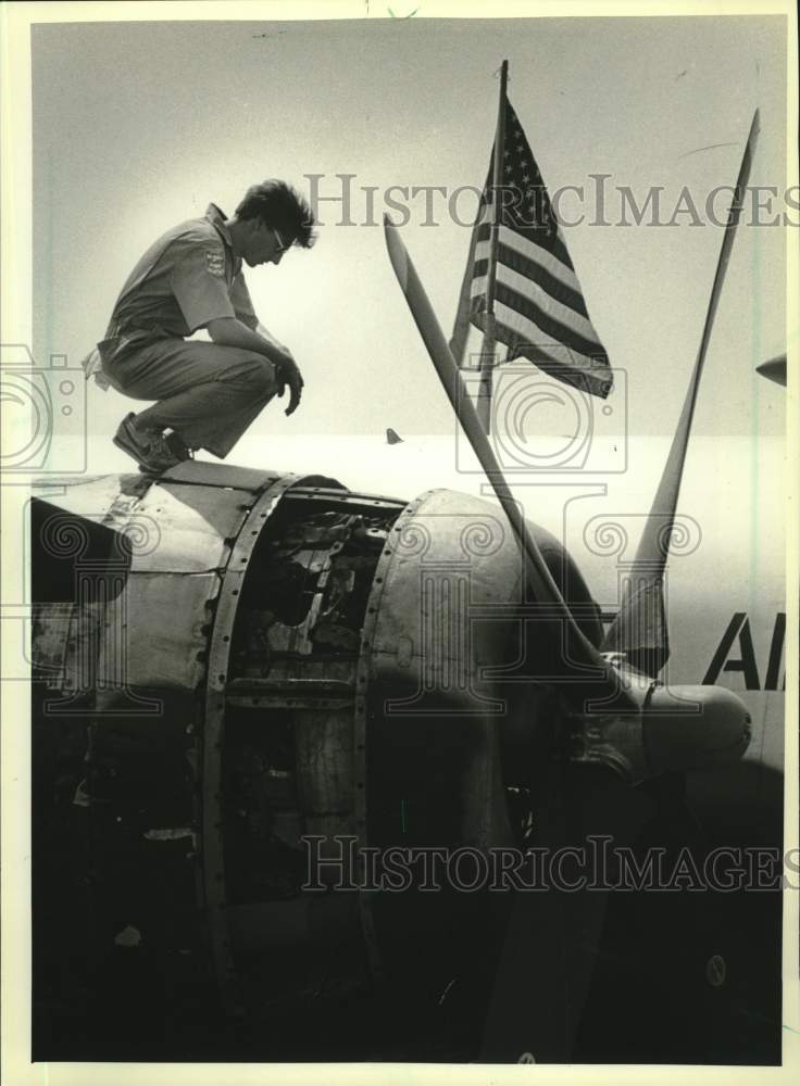 1982 Press Photo Crewman has a look at engine at EAA Convention in Oshkosh - Historic Images