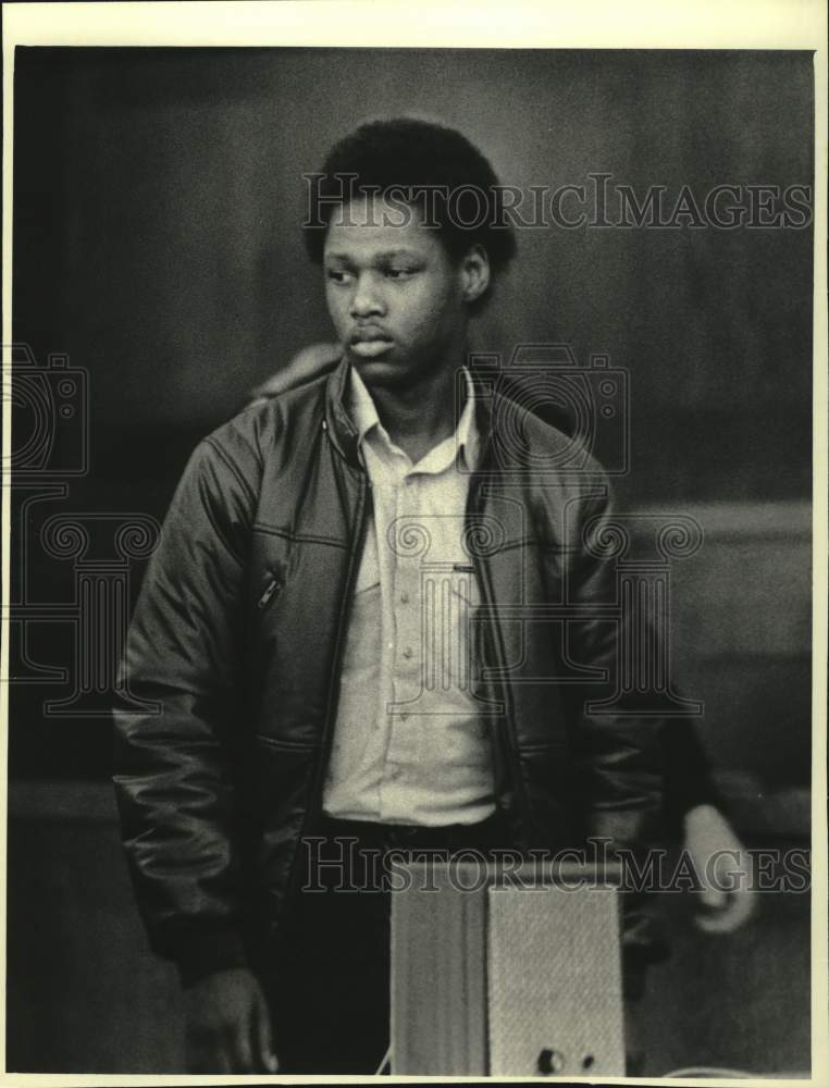 1985 Press Photo Robert L Stinson accused in Bite Mark Murder, county courthouse - Historic Images