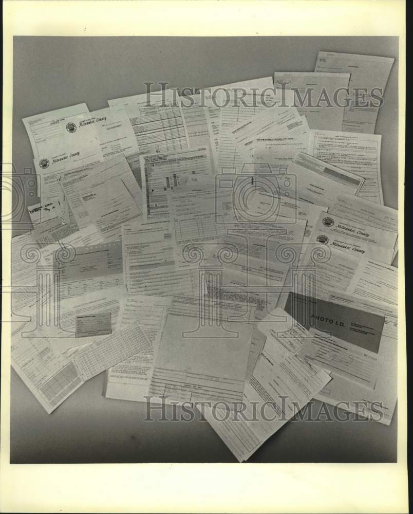 1985 Press Photo Endless supply of forms and regulations for social workers - Historic Images