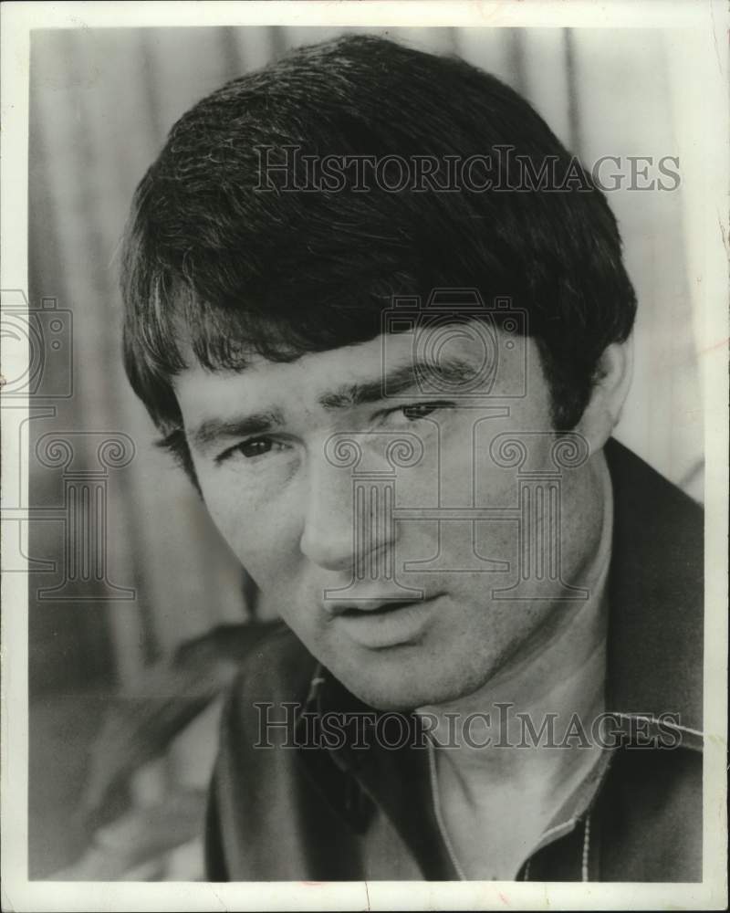 1975 Press Photo Vidal Sassoon with a wedge haircut that curls in - mjc30015 - Historic Images