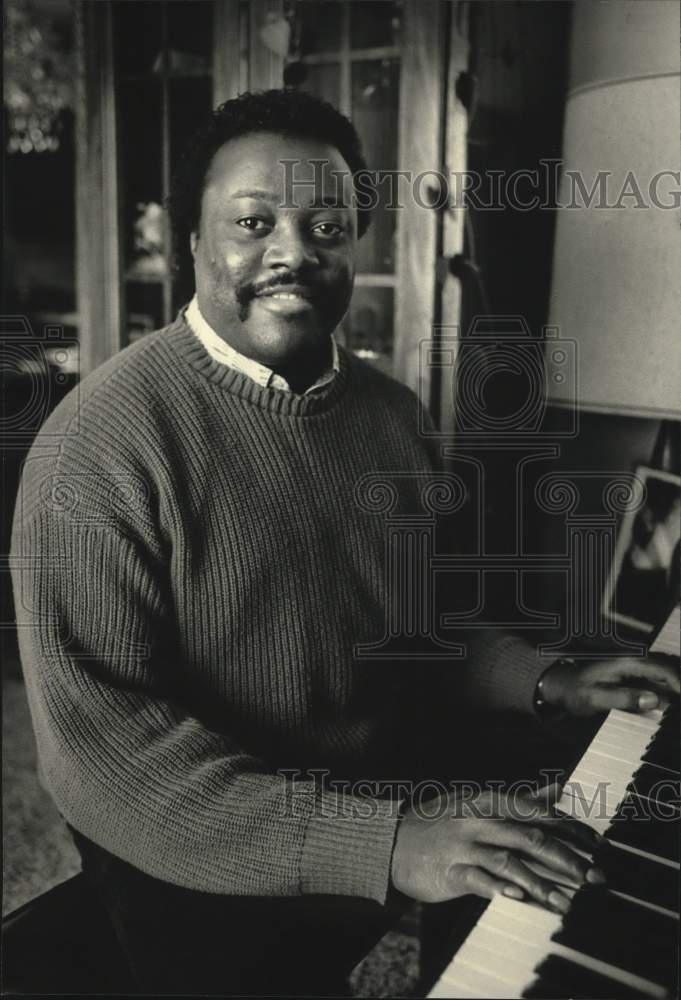 1987 Press Photo Carlton Thompson Sr. practices at the keyboard - mjc30032 - Historic Images