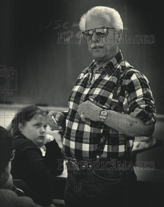 1992 Press Photo Walter Peltz speaks to students about his Holocaust experience - Historic Images