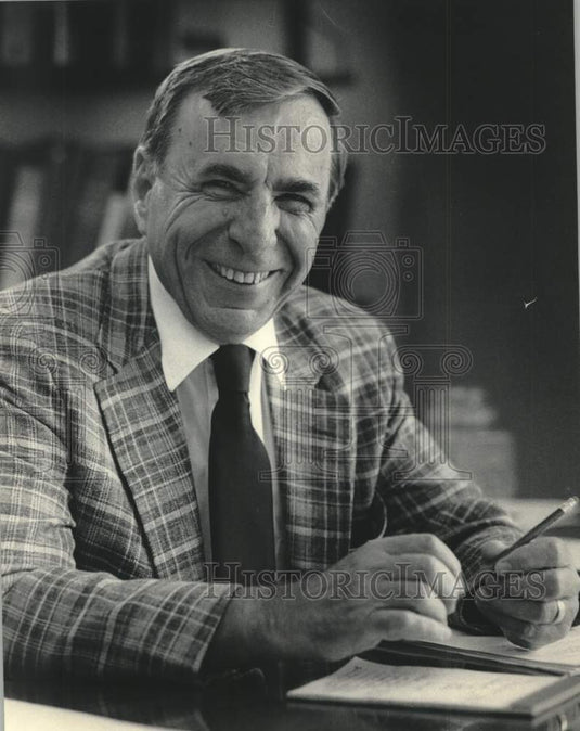 1988 Press Photo Harry Thompto, Asst. Superintendent, Mequon-Thiensville Schools - Historic Images