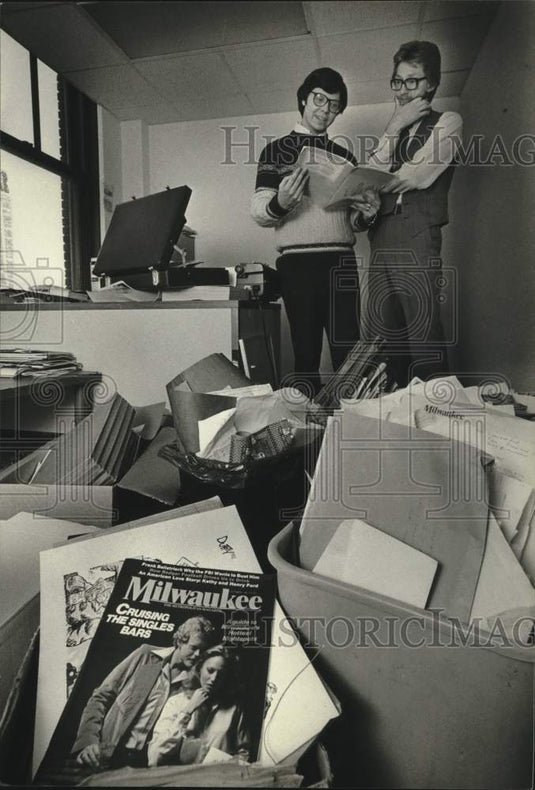1983 Press Photo Charles Sykes and Frank Kuznik view unpublished magazine issue - Historic Images