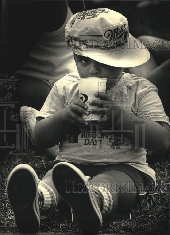 1987 Press Photo Julio Rosales drank root beer at Summerfest. - mjc30047 - Historic Images