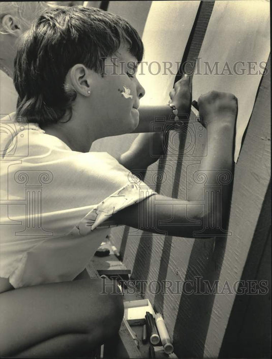 1986 Press Photo Wendy Gagnon draws while in children's area at Summerfest.