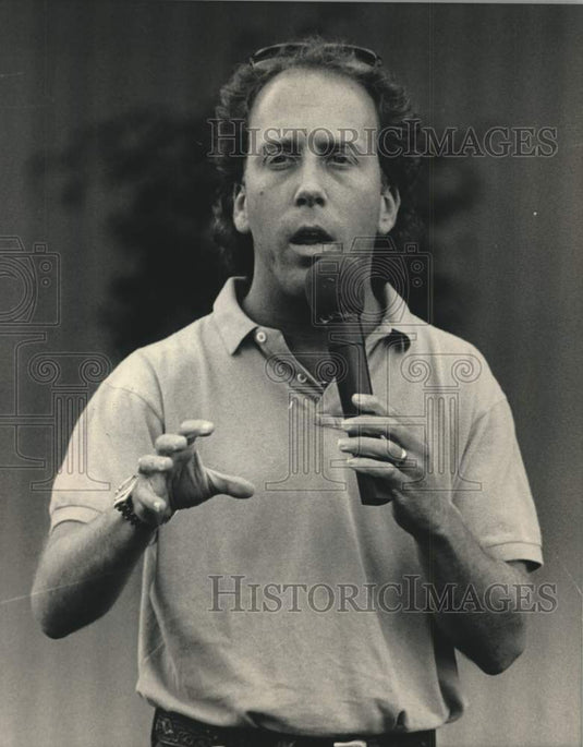 1986 Press Photo Producer Burt Dubrow warms up the audience at Summerfest. - Historic Images