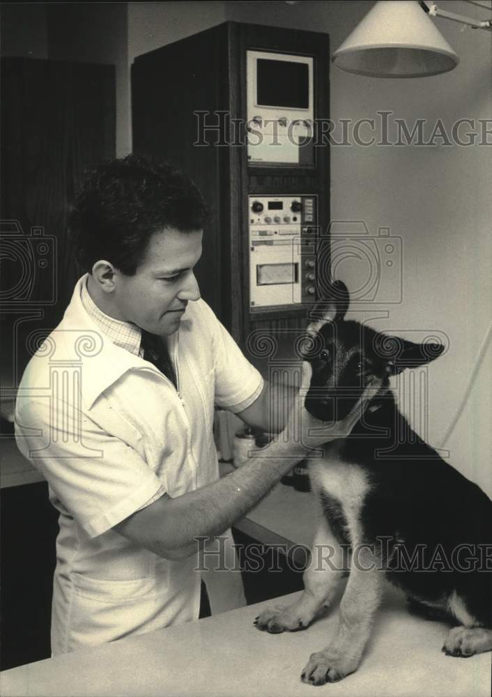 1986 Press Photo Jan Kovacic, director of the Animal Emergency Center, Madison - Historic Images