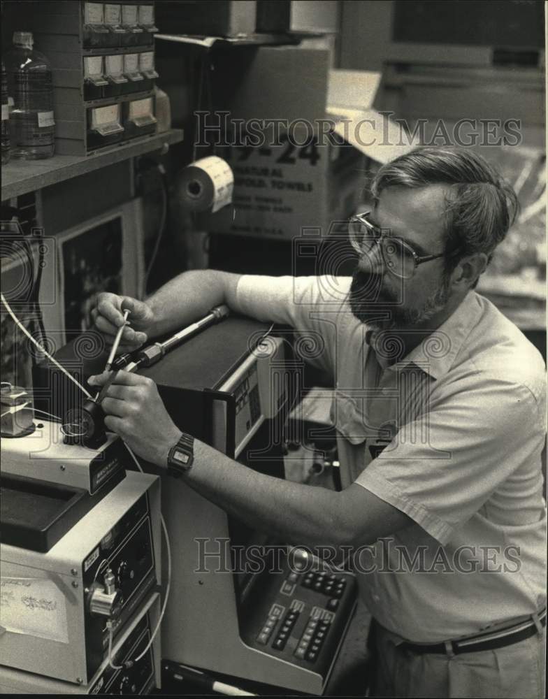 1991 Press Photo Frank Shaw University of Wisconsin-Milwaukee Chemistry chairman - Historic Images