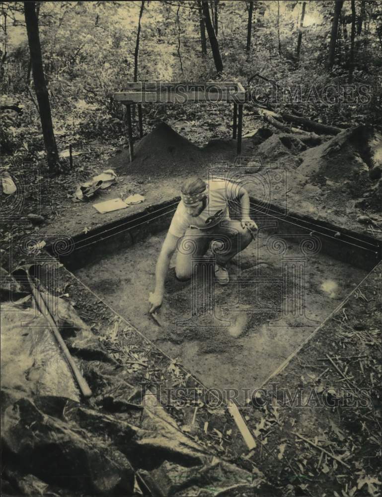 1982 Press Photo Matthew Hendrickson on a University of Wisconsin archeology dig - Historic Images