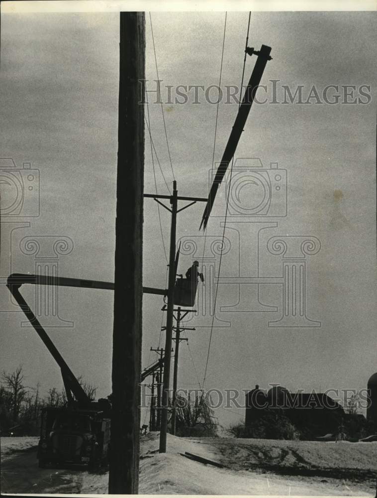 1976 Press Photo Utility repair employee making repairs in West Bend, Wisconsin - Historic Images