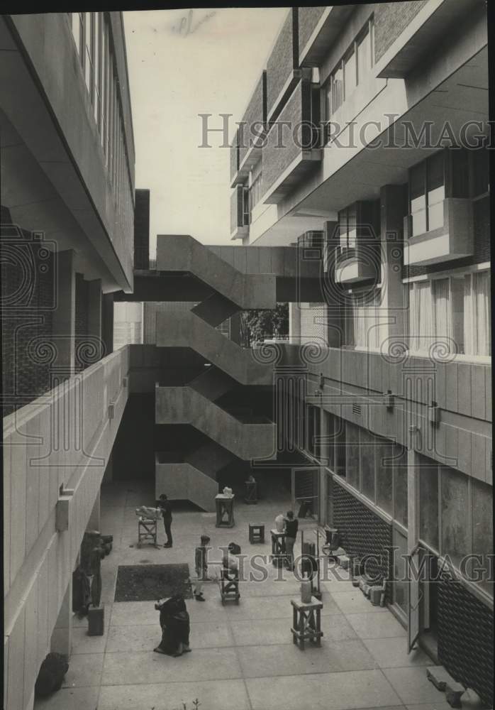 Press Photo University of Wisconsin art students sculpt outside in nice weather - Historic Images