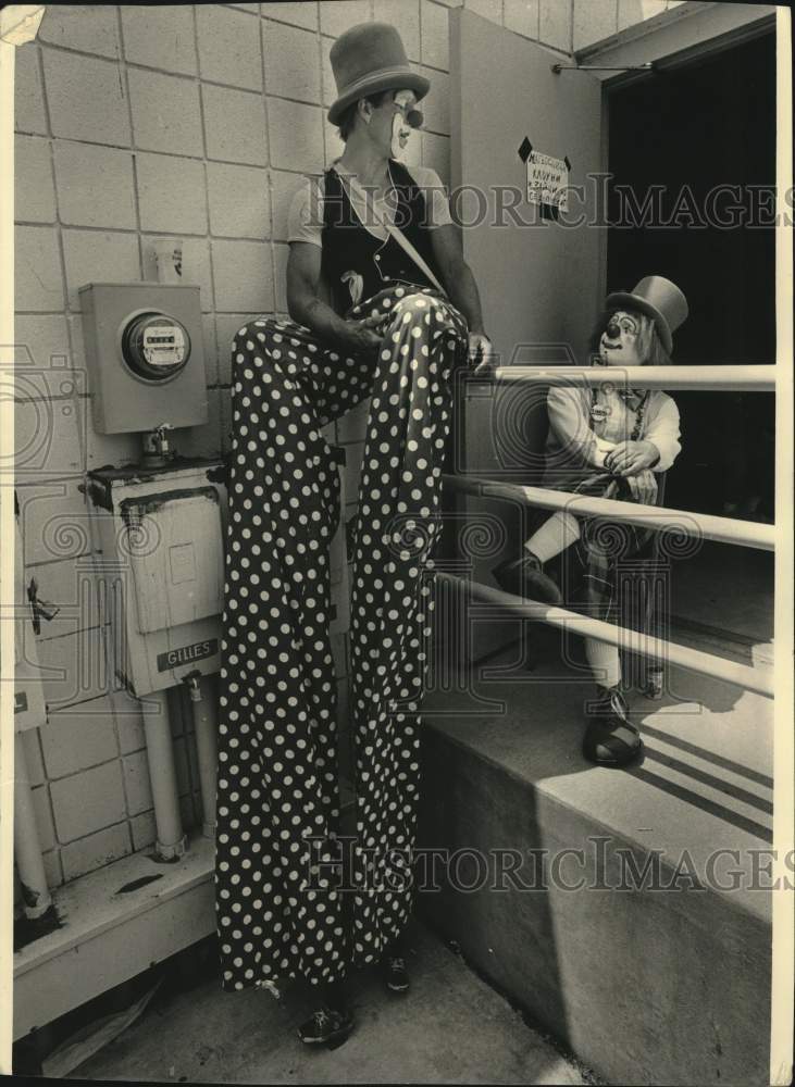 1987 Press Photo Clowns Steve Chojnacki and Tim Kehl rest during Summer fest - Historic Images