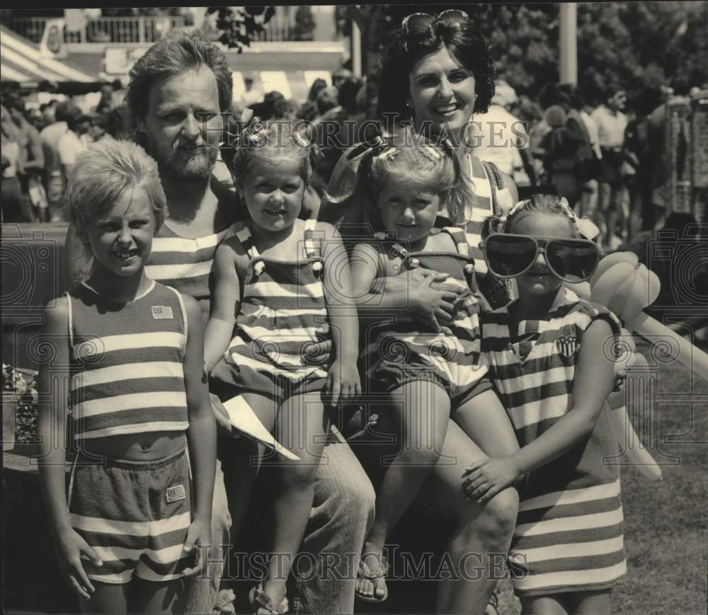 1986 Press Photo Lewandowski family dressed patriotically at Summerfest - Historic Images