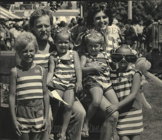 1986 Press Photo Lewandowski family dressed patriotically at Summerfest - Historic Images