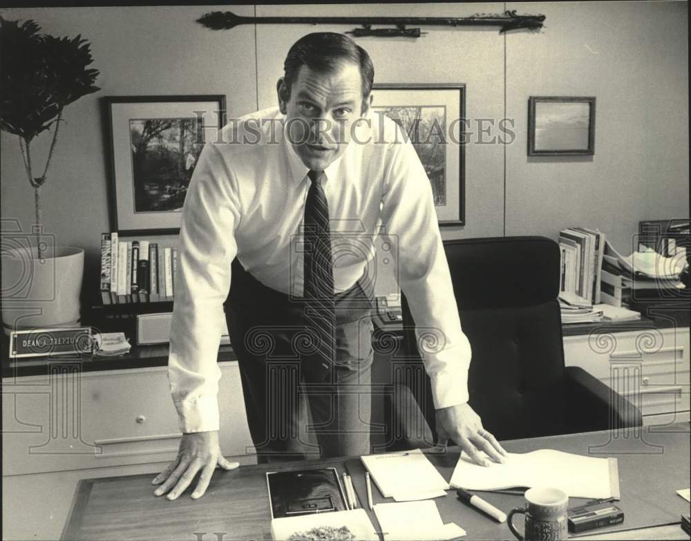 1984 Press Photo President of Brown Deer Bank Dean Treptow in an office - Historic Images