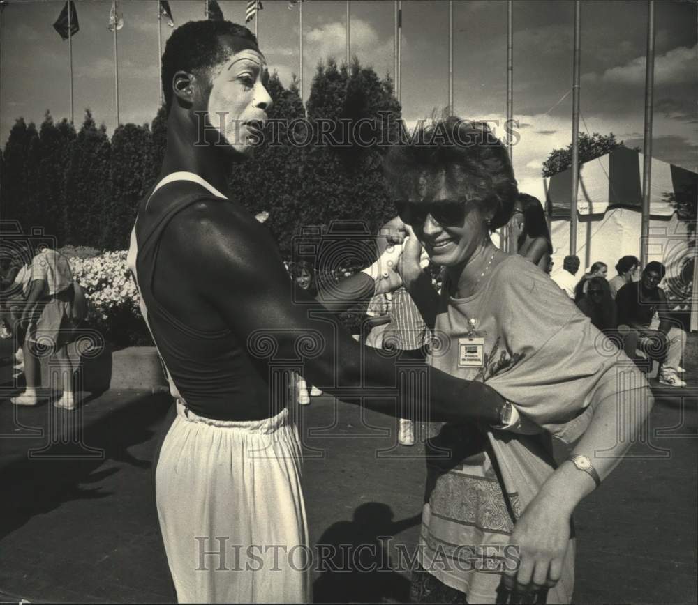 1991 Press Photo Mime dancing with Soviet guest at Summerfest, Milwaukee - Historic Images