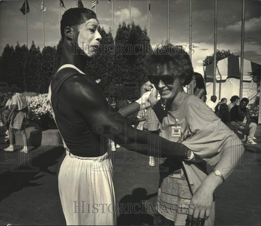 1991 Press Photo Mime dancing with Soviet guest at Summerfest, Milwaukee - Historic Images